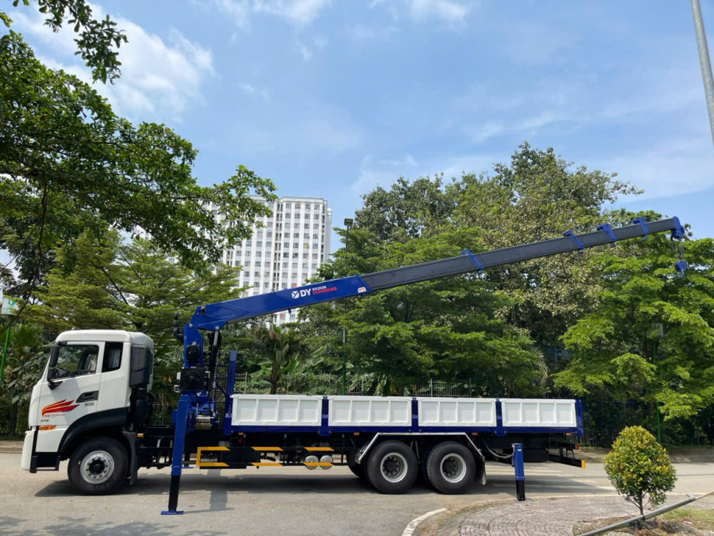 Xe Cẩu Dongfeng KL270 3 chân 10 tấn