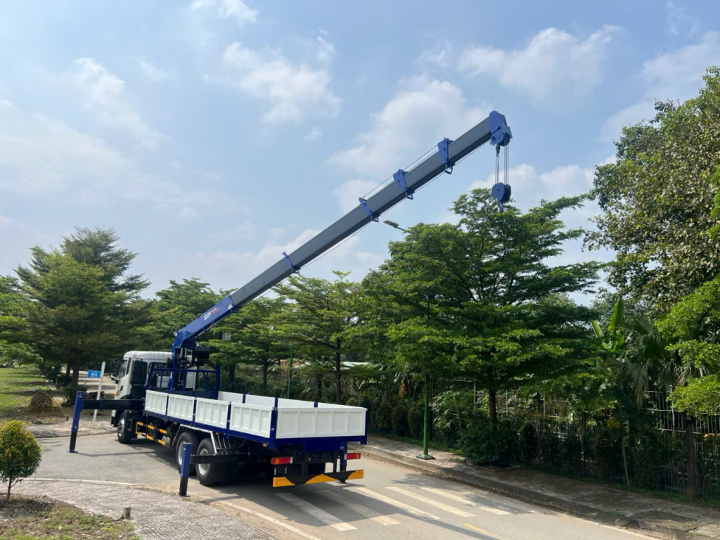 Xe Cẩu Dongfeng KL270 3 chân 10 tấn