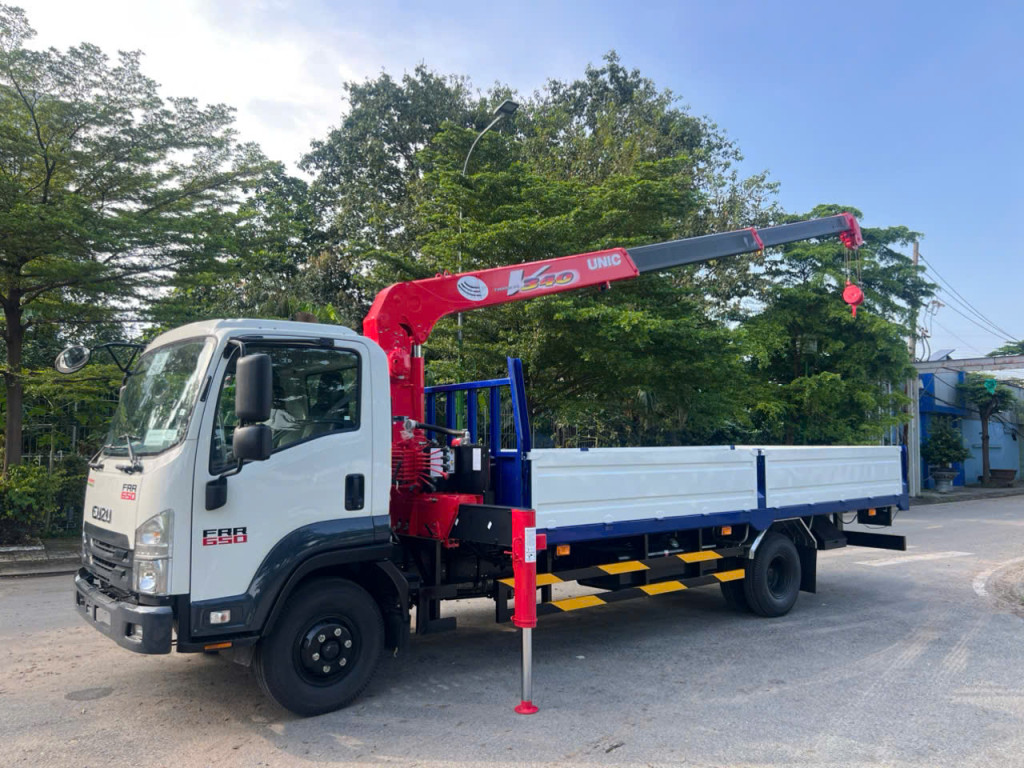 Xe cẩu Isuzu FRR90NE5 5 tấn gắn cẩu Unic V340