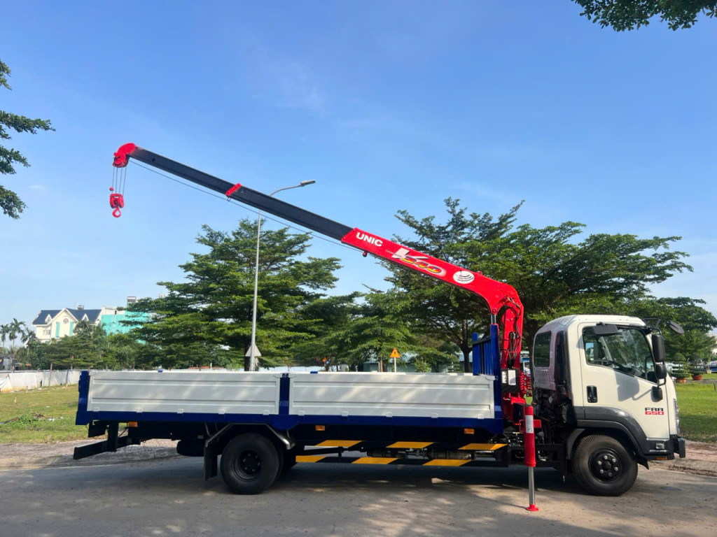 Xe cẩu Isuzu FRR90NE5 5 tấn gắn cẩu Unic V340