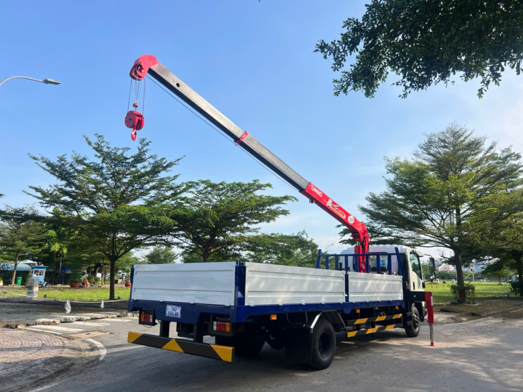 Xe cẩu Isuzu FRR90NE5 5 tấn gắn cẩu Unic V340