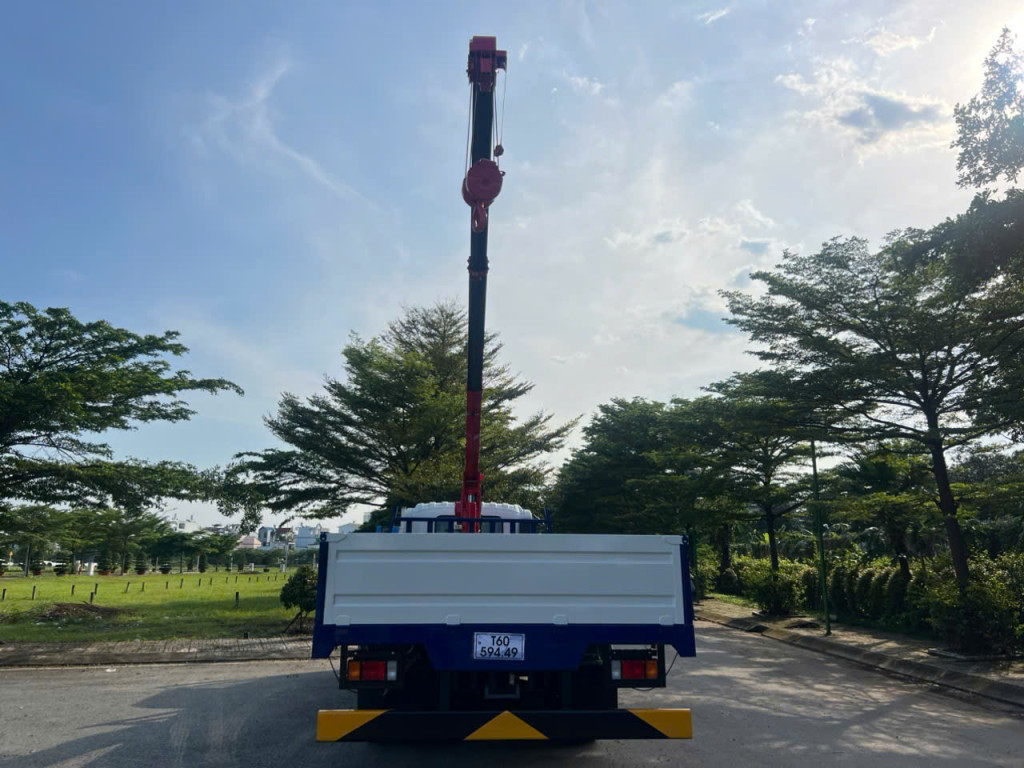 Xe cẩu Isuzu FRR90NE5 5 tấn gắn cẩu Unic V340