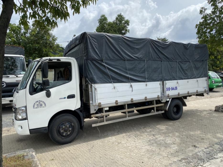 Xe tải hino xzu730 đời 2019 thùng nhôm mui bạt